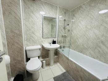 Spacious 2 Bed Flat Free Private Parking, Leeds (Foto 3)