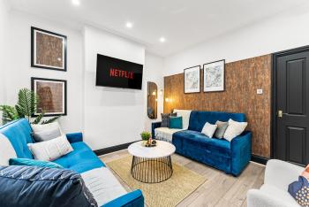 Designer 4 Bed House in Leeds - Sleeps 13, Leeds (photo 2)