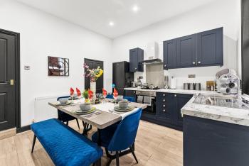 Designer 4 Bed House in Leeds - Sleeps 13, Leeds (photo 3)
