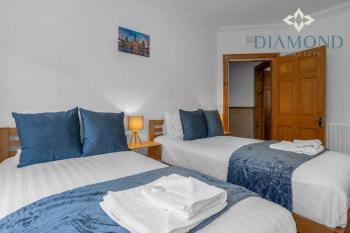 Lovely 3 Bed Ground Floor Apartment - Sleeps 5 - Very Central, Easy Access to Glasgow and Surrounding Areas - Free Parking, Glasgow (fotografie 4)