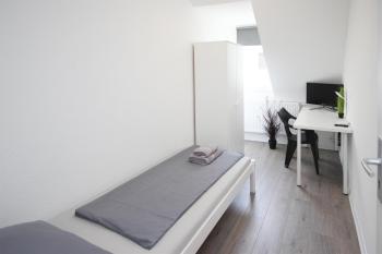 ALFA 2 Zimmer Apartment Stuttgart 2BR TV WIFI WM nahe Daimler l WIFI & SmartTV I 2 Rooms l Bathroom I Kitchen, Stuttgart (Foto 3)