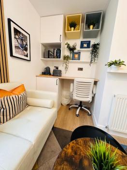 R3 - Stylish En-Suite Private Room with Kitchenette near QE Hospital, Birmingham (photo 4)