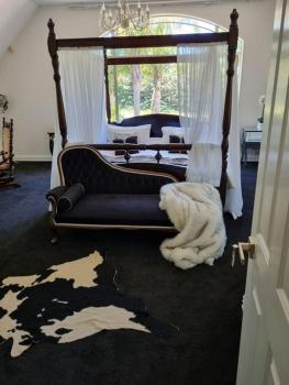 The Luxurious Manor - Very Large Bedroom with Private Ensuite, Auckland (photo 2)