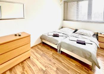 DOMspitzen-BLICK, cooles 2 Zimmer Apt mit Indoor-Swimmingpool auf dem Dach, Küche und Smart-TV, Cologne (photo 5)