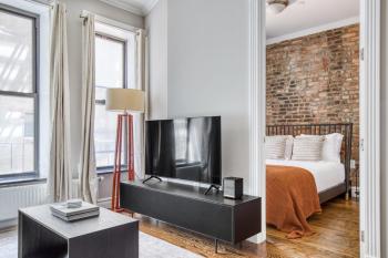 Modern E Village 2BR w WD nr Union Sq NYC-823, New York (Foto 2)