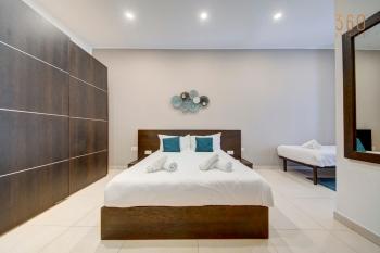 Duplex 2BR penthouse with Balcony, Rooftop & Views by 360 Estates, Mosta (zdjęcie 4)