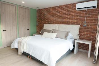 NEW in laurels with air , loft type, giant tv, Medellín (photo 5)