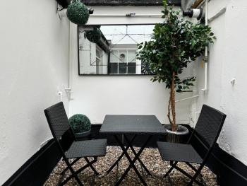 Modern spacious studio with a courtyard located in central London, London (photo 2)
