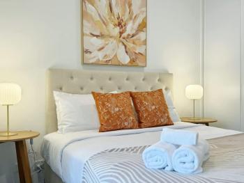 Rare Find Retreat - 1B Parkside View vs Sky Tower View & AC, Auckland (photo 2)
