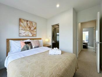 City Haven Retreat - Stylish 2BR Townhouse vs AC & Backyard, Окленд (фото 3)