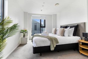 Pool, Gym & Modern 2BR Sky Tower View Zodiak Stays, Auckland (photo 2)