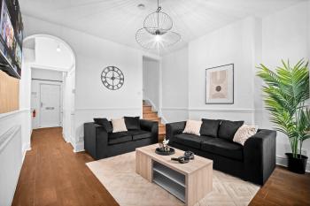 Stylish 3-Bedroom House - Garden - Parking - Netflix 18M, Бирмингем (фото 4)