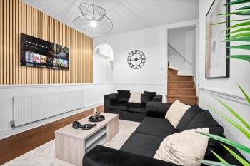 Stylish 3-Bedroom House - Garden - Parking - Netflix 18M, Бирмингем (фото 3)