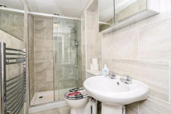 Gorgeous First Floor apartment near Station, London (photo 4)