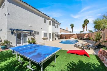 Sunny 5BR 4.5 Bath Las Vegas Retreat with Pool, Лас-Вегас (фото 3)