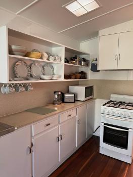 Beach side, air conditioned, 3 bedroom cottage, Urangan (foto 4)