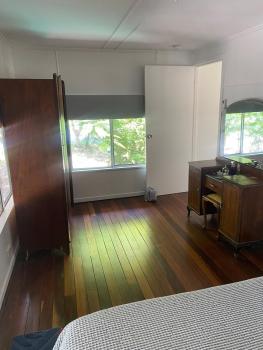 Beach side, air conditioned, 3 bedroom cottage, Urangan (foto 5)