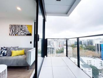 Stylish & Cozy 1 Bedroom Penthouse Apartment in CBD Near Skytower- Pool Gym Sauna, Auckland (photo 3)