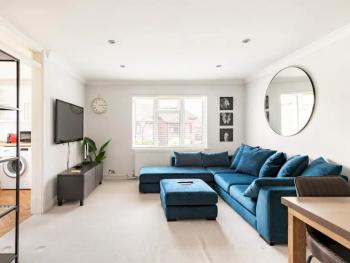Bright and Spacious Apartment-Unbeatable Location - Pass the Keys, Windsor (photo 2)