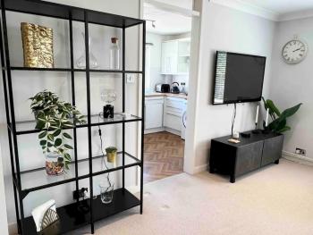 Bright and Spacious Apartment-Unbeatable Location - Pass the Keys, Windsor (photo 4)