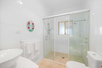 Sun Catcher - ocean views, walk to beach, lake, cafés, shops, Lake Cathie (foto 3)