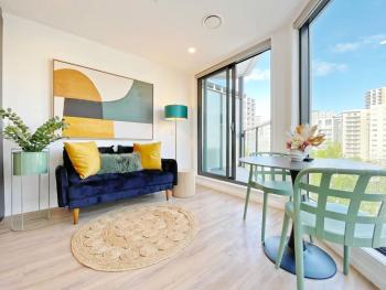 Parkside Elegance 1BR Urban Getaway on Queen St - Pool Gym, Auckland (photo 2)