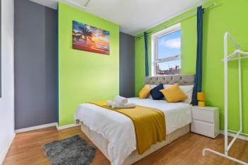 Spacious 4BR Home In Brixton with Garden, Londres (foto 5)