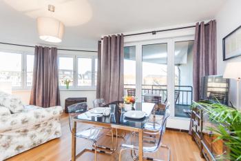 The Maybach - rooftop living XBerg, 1BR, 1 living room, group & family friendly, 2 - 4 Guests, Berlin (photo 4)