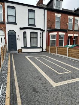 Luxury 6-Bed Home Near City Centre, Sleeps 12 plus- Cinema Room, Games Room, 5 Bathrooms & Driveway for Multiple Cars, Manchester (photo 4)