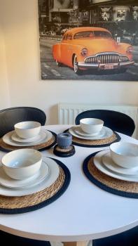 Tropical Sun Homes - Beautiful spacious 3 bed home in a serene environment with free parking for 2 cars, Manchester (photo 2)