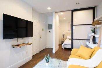 69-5A Celebrate the Season Modern Lower East Side 1BR Apt, New York (photo 5)