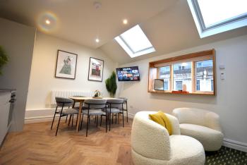 CITYeSCAPE - 2BR Apt En-suite Sofa Bed NQ, Manchester (photo 4)