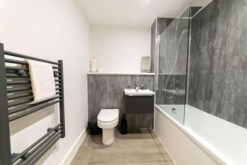 Spacious 1 Bed Apartment in Liverpool w Views, Liverpool (photo 4)