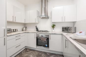 Huge Apartment - 8 Beds - Free Parking - Long Stays!, Liverpool (photo 4)