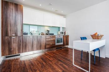 Basildon - 2-Bed - Sleeps 5 - Near Train Station, Basildon (photo 4)