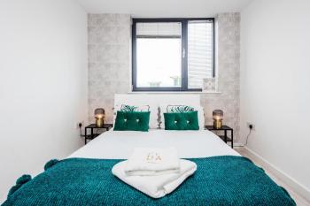 Basildon - 2-Bed - Sleeps 5 - Near Train Station, Basildon (photo 2)