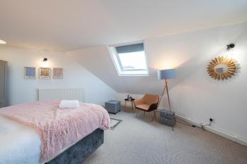 3 Bed Luxury Property in Chelsea, 2 King Size Bed, 1 Double Bed, ideal for families, London (photo 4)