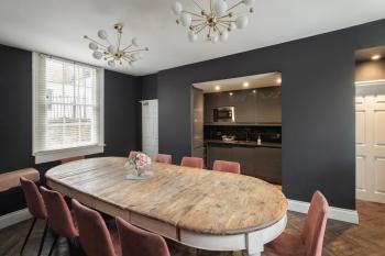 Luxury Home with Terrace in Central Bath Sleeps 10, Бат (фото 3)