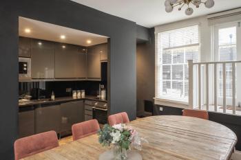 Luxury Home with Terrace in Central Bath Sleeps 10, Бат (фото 2)