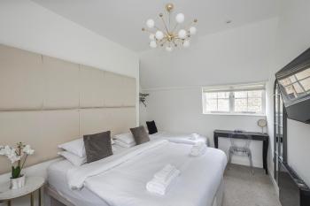 Luxury Home with Terrace in Central Bath Sleeps 10, Бат (фото 5)
