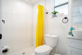Cozy Urban Retreat near Downtown LA & USC - Private room with shared Living room and kitchen, Los Angeles (photo 4)