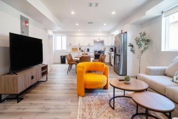 Stylish & Cozy Retreat Near USC & Downtown LA, Лос-Анджелес (фото 2)