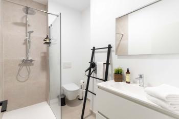 Inviting and bright 7-Person Apartment in Antwerp, Amberes (foto 3)