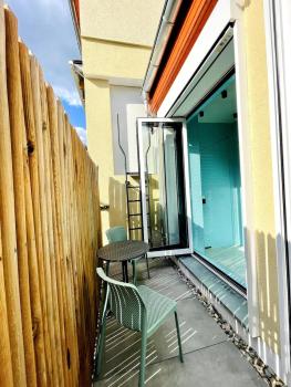 Room with a bathroom and private entrance door, Berlino (foto 5)