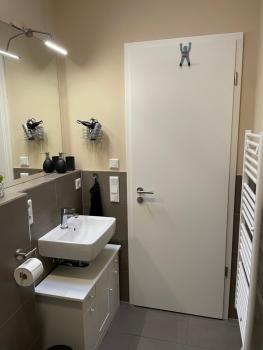 Zimmer mit eigenem Badezimmer - 1 Bahn-Station zur Messe und HBF, Francfort-sur-le-Main (photo 4)