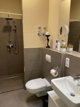 Zimmer mit eigenem Badezimmer - 1 Bahn-Station zur Messe und HBF, Francfort-sur-le-Main (photo 3)