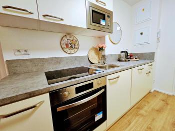 TERRACE-VIEW 2BR PRAGUE APARTMENTS for Business & Leisure, FREE PARKING & Gym, Near Metro & Aqua Sport Centre, Praga (zdjęcie 3)