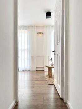 Chic Marble Arch with 100 inch Cinema & Premium Mattress, by The Design Traveller, Londyn (zdjęcie 5)
