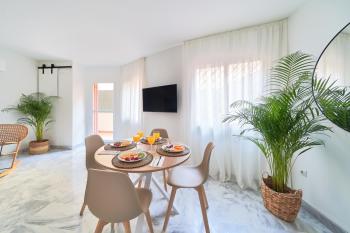 Modern City Centre Apartment w/ Terrace & Fast WIFI, Málaga (photo 3)
