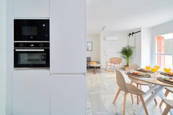 Modern City Centre Apartment w/ Terrace & Fast WIFI, Málaga (photo 5)